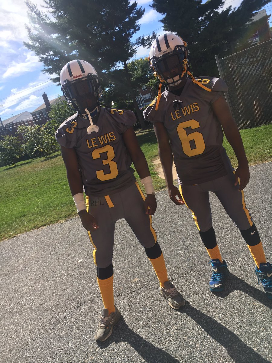 FalconKeyon's tweet photo. Me and bro got the W 52-0 over Ben Franklin #birdgang #lewispride #3 #K #P #WR https://t.co/GRbvpkFolp