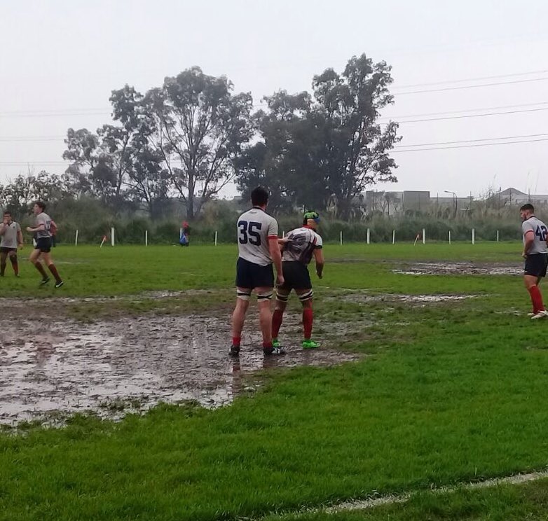 aThomascvz's tweet photo. Agarrame que lo mato 🤔#Lluvia #barro #enelchiquero https://t.co/ZhZYft6iN5