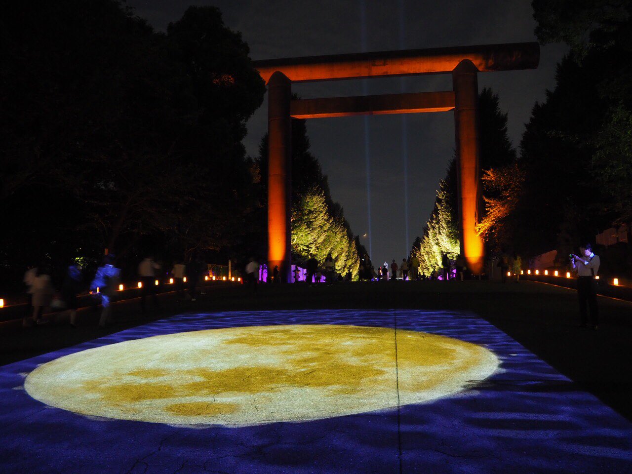 広瀬まき Twitter પર みらいとてらす 靖国神社の光のイベント みらいとてらす に行ってきました 境内は ライトアップやプロジェクションマッピングで彩られています 最近 寺社仏閣でも ライトアップ プロジェクションマッピングのイベントが増えています