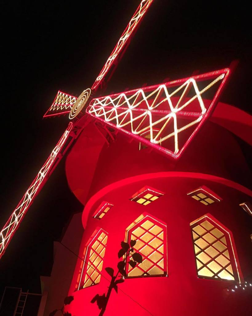 LaSilhouettiste's tweet image. Le moulin Rouge... #secretview #moulinrouge #paris #parisbynight #instagood #instadaily #magical #parisestmagique #mycity #myparis #rooftop…