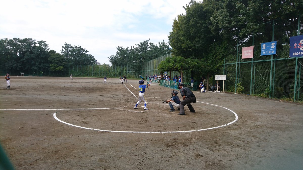 kuri2_baseball's tweet photo. 新宿区少年野球連盟秋季大会高学年決勝

新宿ドリーム VS 四谷フェニックス

五回裏終了。
ドリーム 3-8 フェニックス

四回裏に四谷の猛攻で6点を加点。翌回フェニックスも3点を返します。 https://t.co/t1O5ATTmYZ