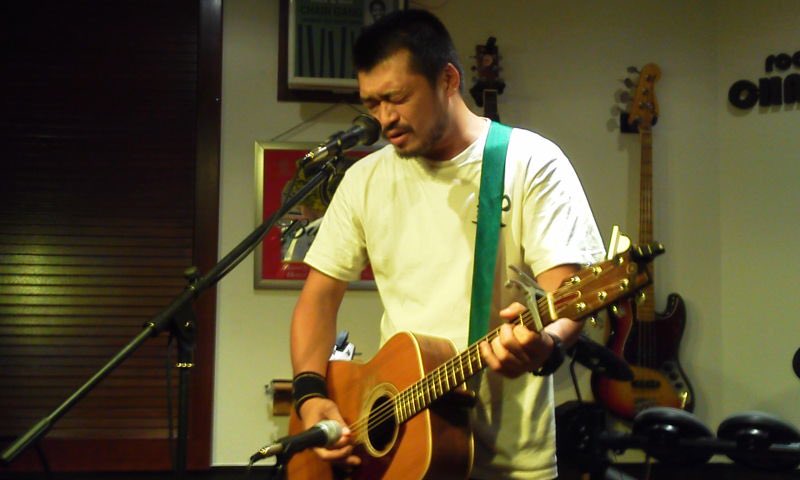 竹原ピストル YAMAHA YAMAHA FG-200を使用。 表板はスプルース、裏板と