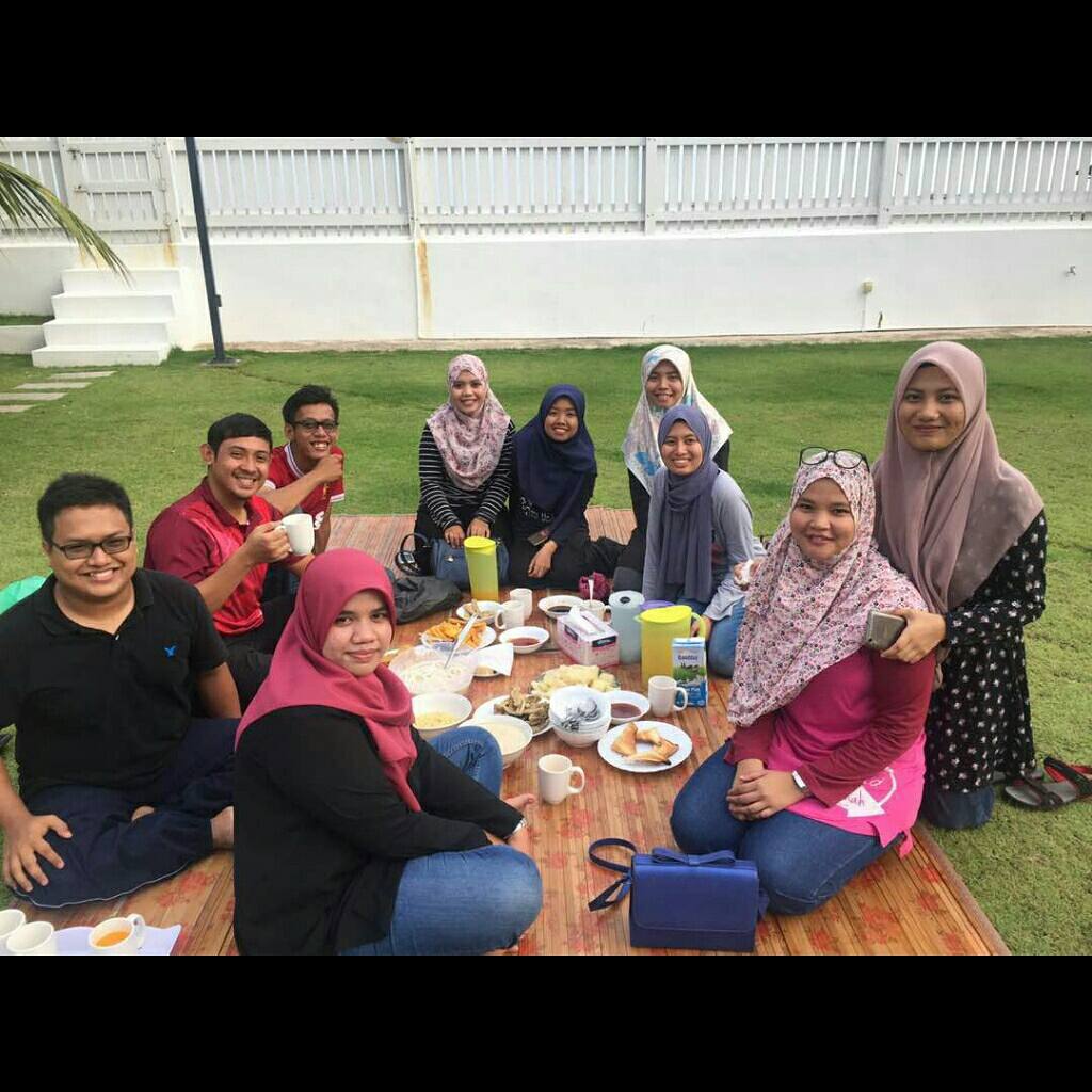 lalankopites74's tweet photo. Looking forward who's next in line. Jgn lupa kad jemputan kahwin yaa. Hahahaha. #3rdBatchMT #MRSMClan #UnexpectedReunion https://t.co/wda0TCCzkN
