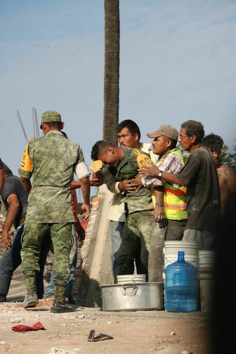 bermudezphoto's tweet photo. Soldado rompe en llanto tras recuperar los cuerpos de la esposa e hija del fotógrafo Marco Gil en Morelos. Sin palabras!!! https://t.co/22z9Hr5mgr
