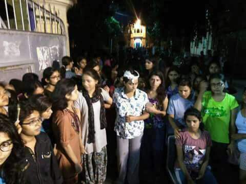 ShayarImran's tweet photo. नवरात्र के दिनों में लहूलुहान ये बेटियां BHU की छात्राएं है और पुलिस के लाठीचार्ज में घायल हुई है !!

वाह मोदी जी, वाह योगी जी

#UnSafeBHU https://t.co/r4KICkwuA3