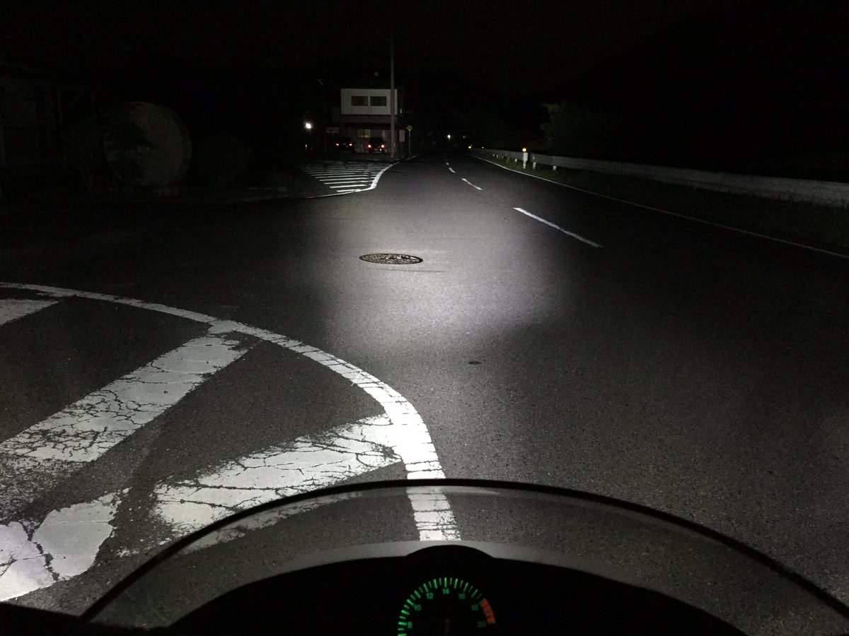 こうめてるぞう まだ走ってないんだけど 光軸ってどんな感じに 調整したら良いですか 画像はロービームとハイビームです Mc19 スフィアライトled 光軸調整 こうめてるぞう まだ走ってないんだけど 光軸ってどんな感じに 調整したら良いですか 画像はロービームとハイビームです Mc19 スフィアライトled 光軸調整