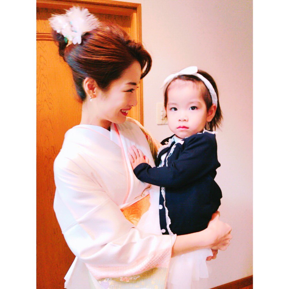 rarasaki's tweet photo. 昨日は弟同然で育ってきた
愛する従兄弟の結婚式でした💒✨
ヒロキ！ゆきちゃん！
世界一の花婿と花嫁だったよ♡
親子で結婚式お呼ばれstyle👱‍♀️👶👄 https://t.co/Bbl2BIk68d