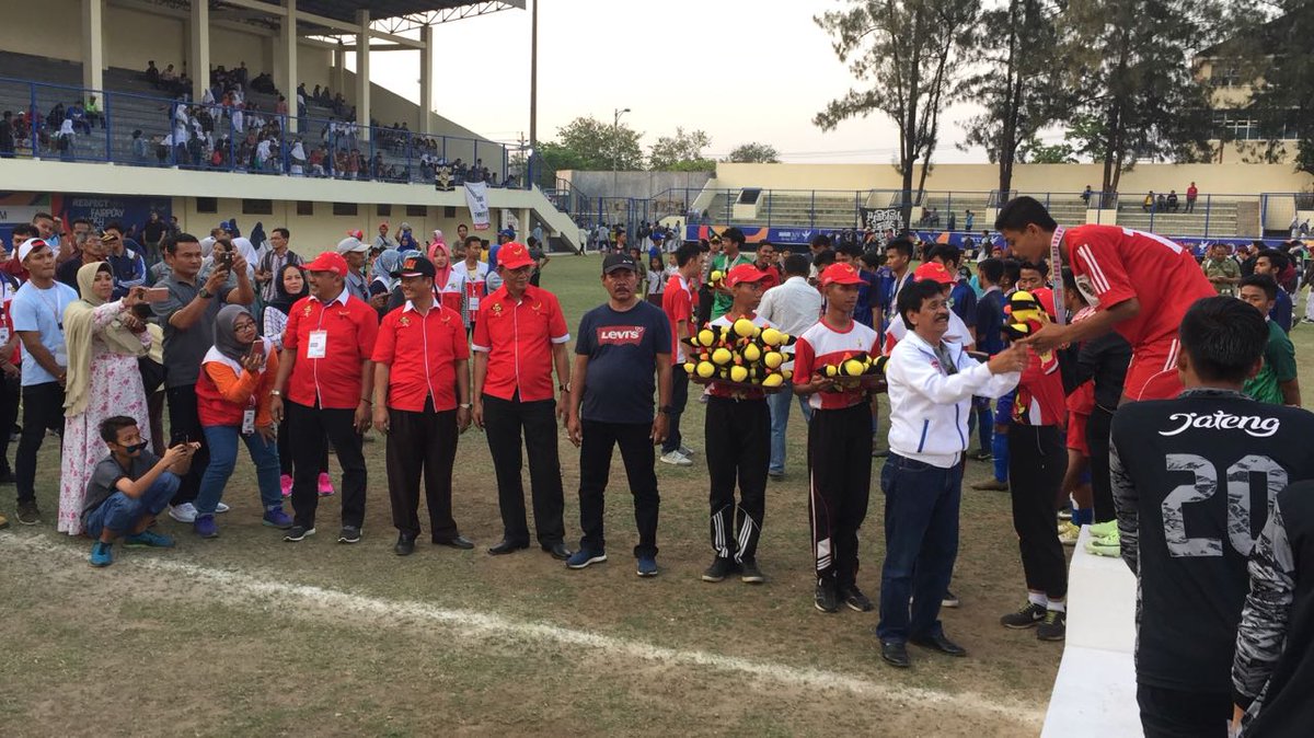 Penfalungan medali juara sepak bola POPNAS 2017 di smg  taem jateng juara sat