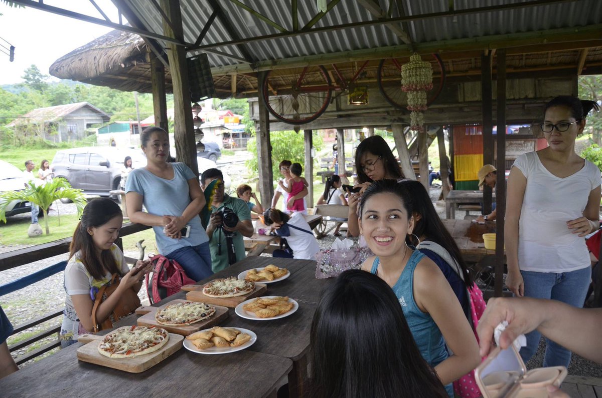 caREYNAtics's tweet photo. Sagat Snack haus in Amlang, Rosario, La Union. Try the empanada, halo-halo and pizza. @mmphlaunion @MMPHofficial https://t.co/vVHGmPat0x