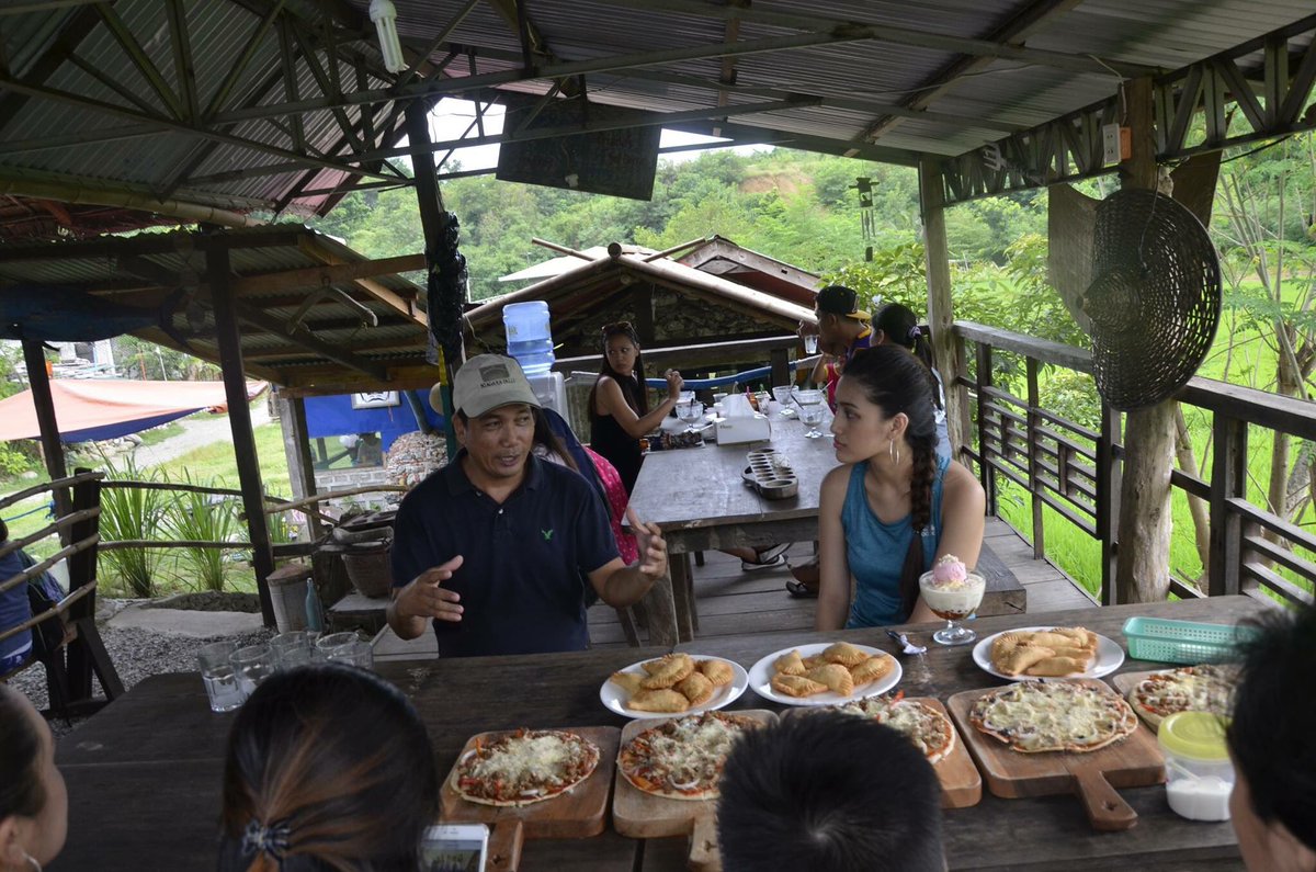 caREYNAtics's tweet photo. Sagat Snack haus in Amlang, Rosario, La Union. Try the empanada, halo-halo and pizza. @mmphlaunion @MMPHofficial https://t.co/vVHGmPat0x