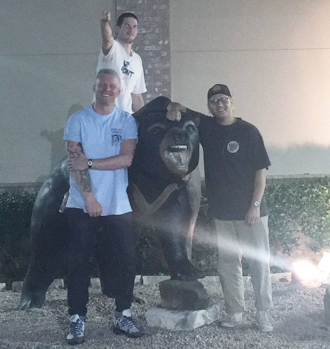 FxvxB's tweet photo. We had to make sure to snap a pic with #BuceeBeaver on the way to Austin!! https://t.co/vW5E5vlKlI