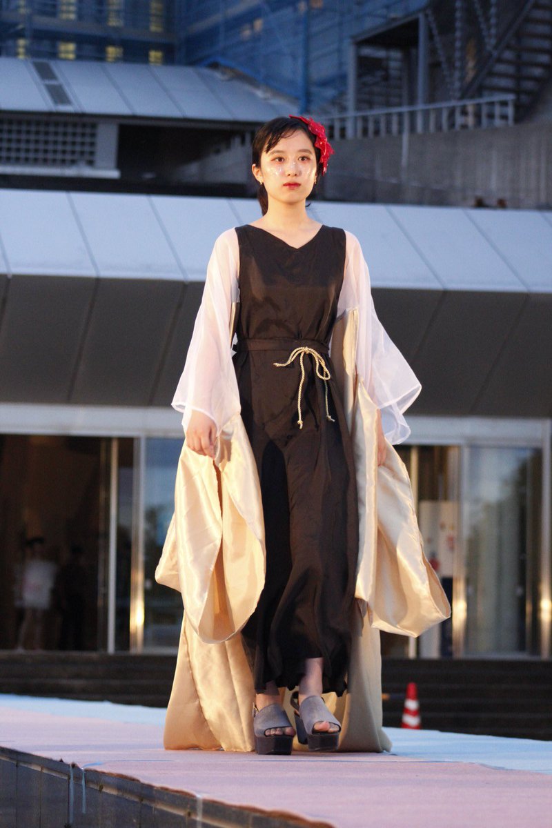 長岡造形大学大学祭ﾌｧｯｼｮﾝｼｮｰ Twitterissa チームやがわちゃん 御神輿 お祭りと聞いて思い浮かぶイベントのひとつに御神輿があったので 御神輿が動いてキラキラする様子を 羽織でイメージしました 建築オンリーグループで頑張りました