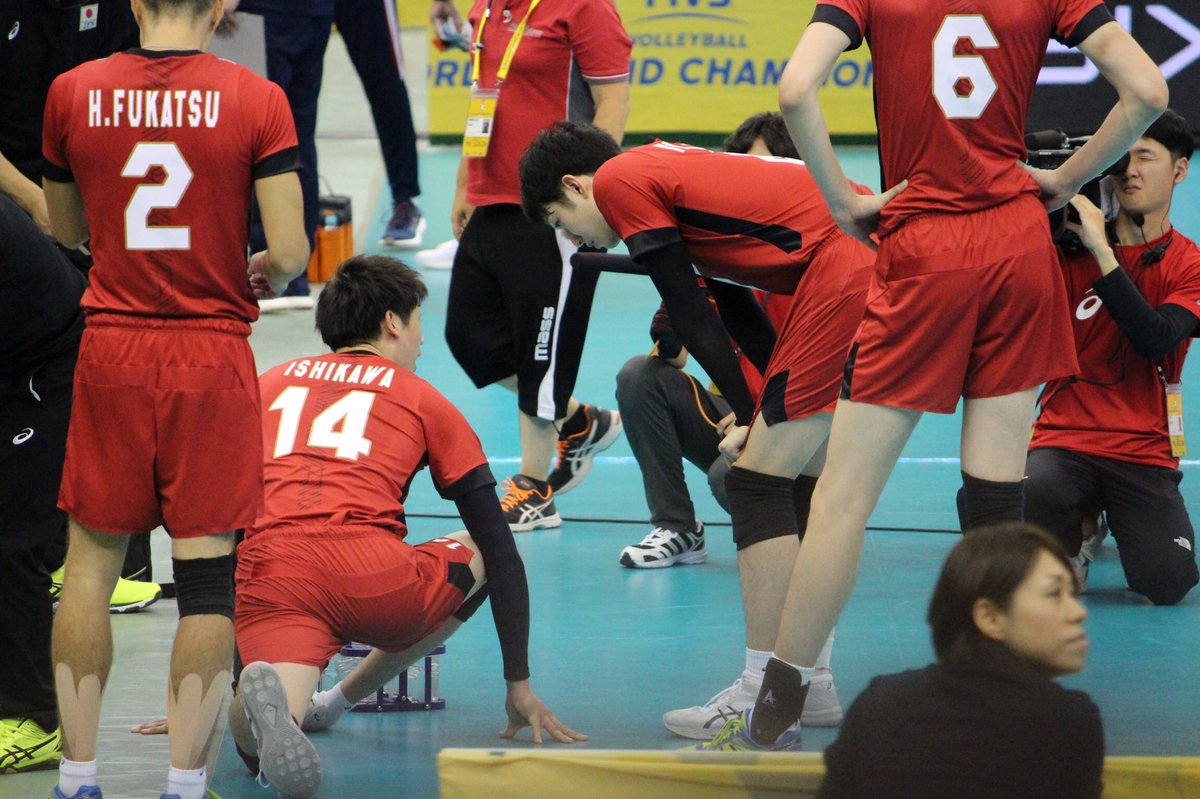 Chiho To中にストレッチする祐希くん 腰辛かったのかな マサさんがそばで声をかけてましたね 今はどんな具合かな 良くなっていますように グラチャンバレー17 石川祐希 選手 柳田将洋 選手 龍神nippon T Co G78ptt40za