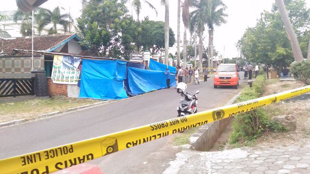 Lokasi ledakan di depan Polsek Tanjungkarang Barat (Tribun Lampung/Hanif Mustafa)