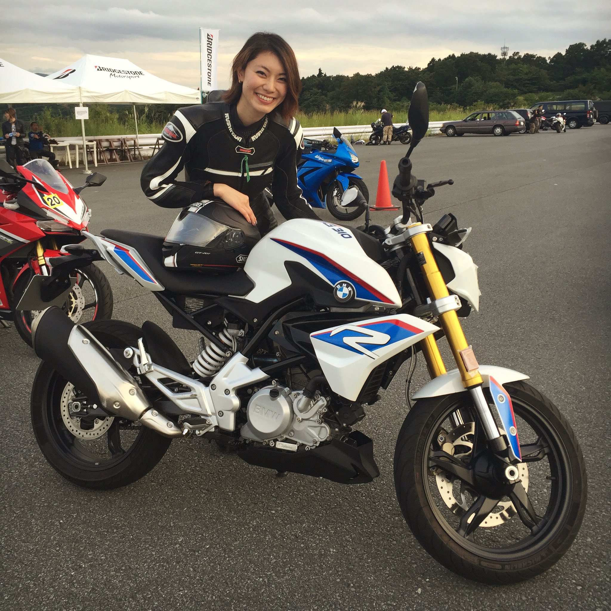 平山ことみ F750gs 無事にイベント終了 次は 愛車と走りにきます 今日のパートナーには本当に感謝 G310r Bmw バイク女子 平山ことみ 今日のパートナーはパールホワイトメタリック T Co Zoffn1ixhw Twitter
