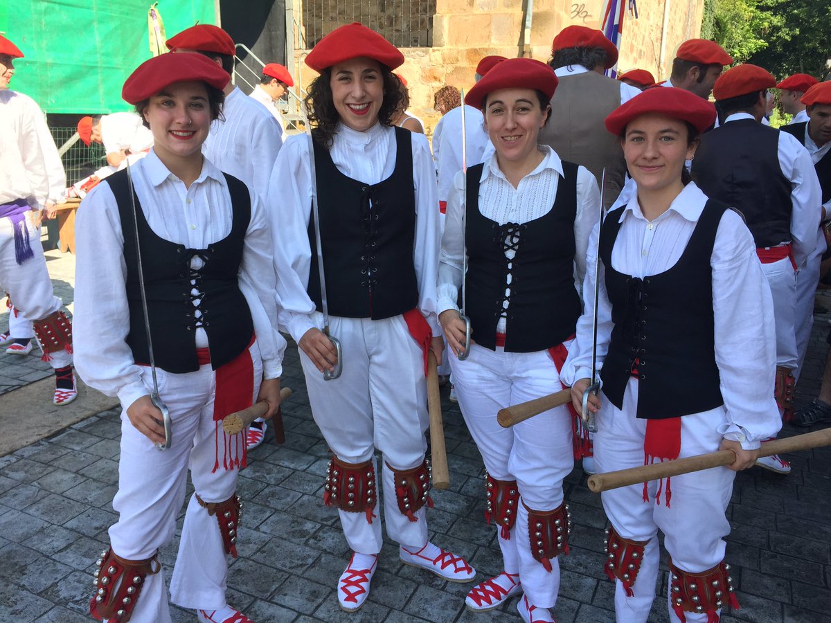 jone_alberdi's tweet photo. Ezpatadantzari eguna Iurretan #ezpatadantzarieguna @KriskitinDT @MarisaBarrena1 https://t.co/NK6OFCgc9h