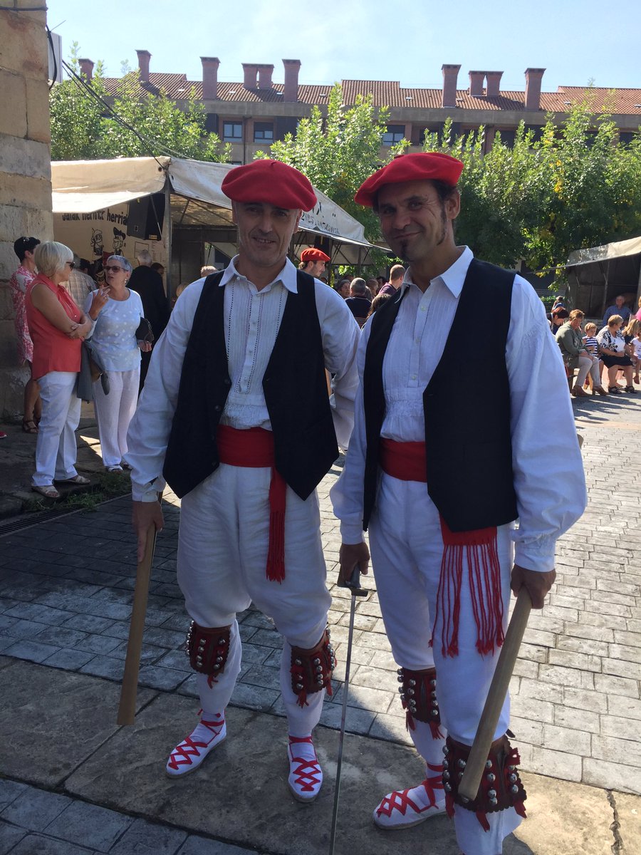 jone_alberdi's tweet photo. Ezpatadantzari eguna Iurretan #ezpatadantzarieguna @KriskitinDT @MarisaBarrena1 https://t.co/NK6OFCgc9h