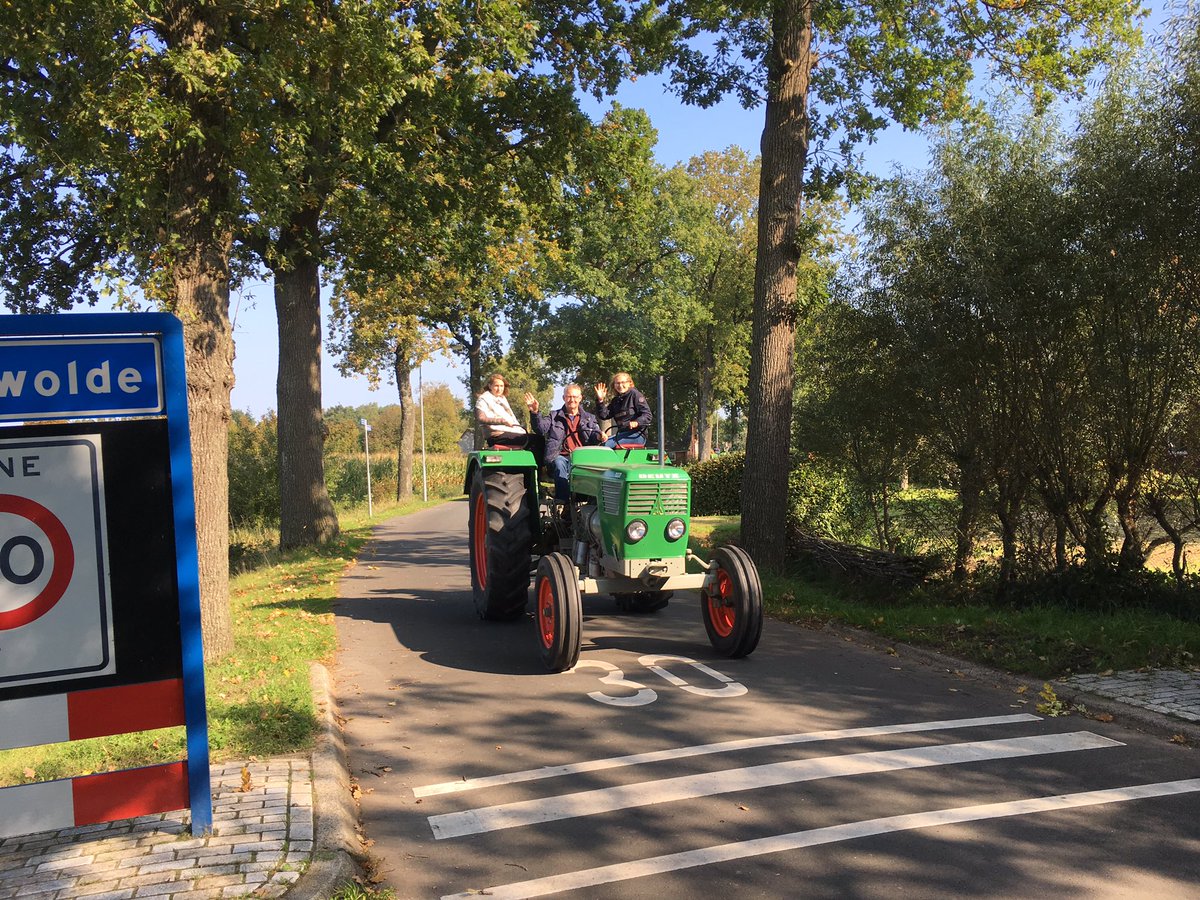 OedsKeizer's tweet photo. Toertocht van oude trekkers door #Roderwolde en #Foxwolde in het kader van oldtimershow @JaarbeursRoden 👍 https://t.co/a6SQxJIIYa