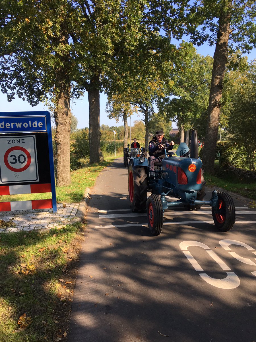 OedsKeizer's tweet photo. Toertocht van oude trekkers door #Roderwolde en #Foxwolde in het kader van oldtimershow @JaarbeursRoden 👍 https://t.co/a6SQxJIIYa