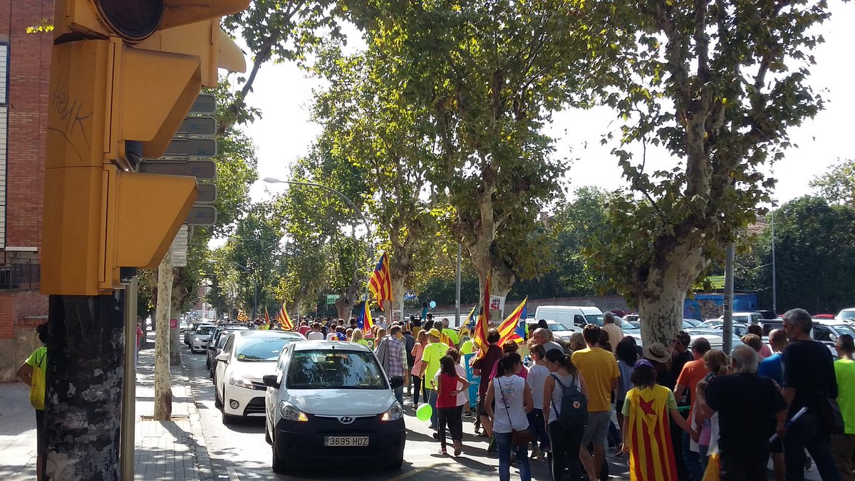 joventvc's tweet photo. Vilassar de Dalt surt al carrer en defensa de la democràcia. #diemsi https://t.co/PmhrWBMUYw
