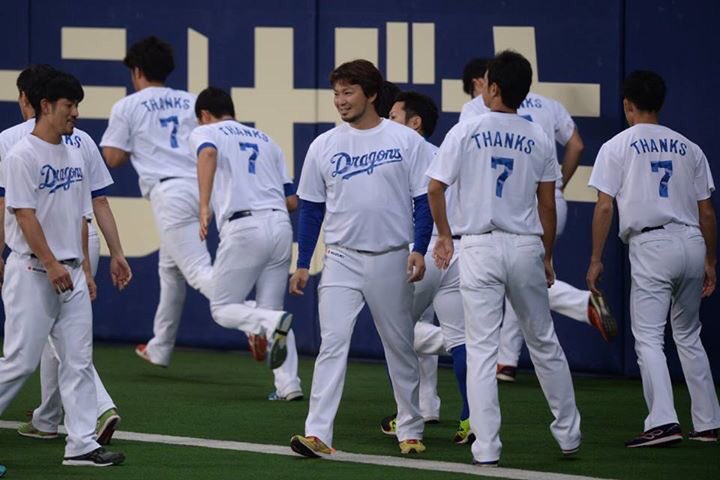 DragonsOfficial's tweet photo. 試合後に行いました森野選手の引退セレモニーの写真です。試合前チームはは7番のTシャツを来て練習しました。本日ご来場のスタンド皆さん、熱いご声援ありがとうございました！ https://t.co/V7OaOWwKRF