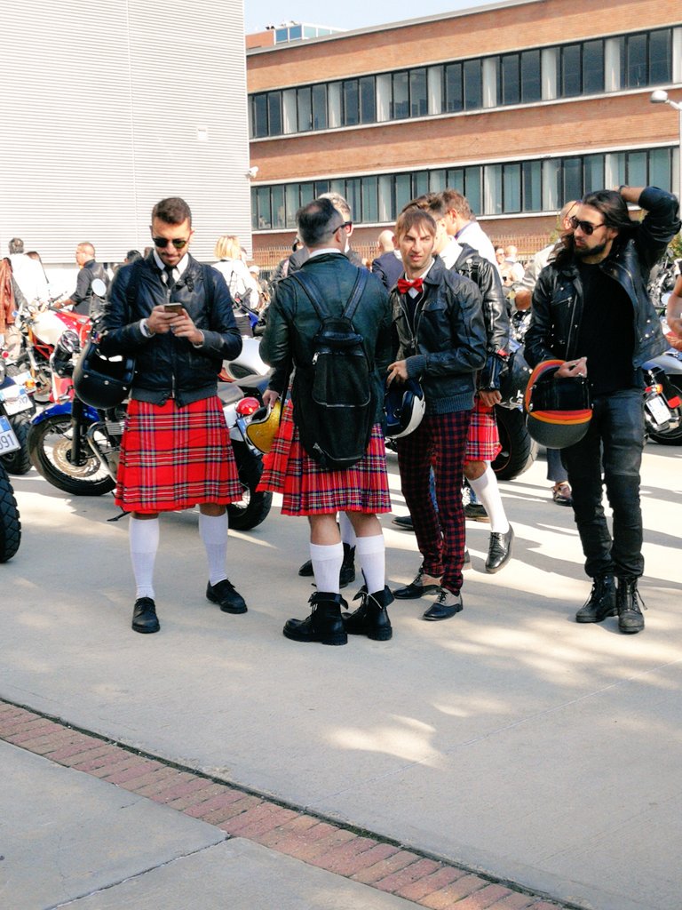 RollingStoneita's tweet photo. Facce da @gentlemansride! Seguiteci, stiamo per portarvi nel cuore della #gdr2017 🏍️🎩⚓🕶️👔💈🏍️🛵 #ridedapper #jointhegentry #v9bobber https://t.co/ciFZsIWwgr