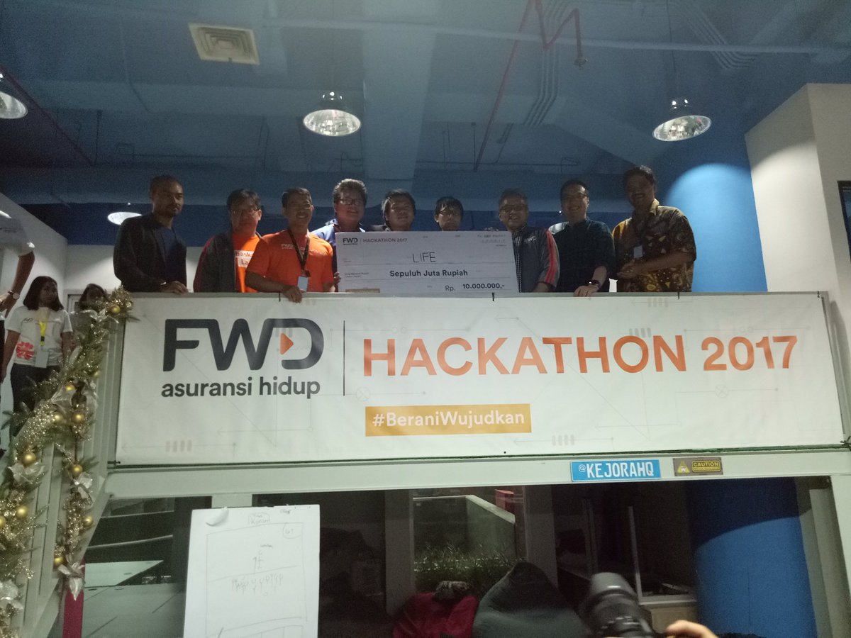 awanmalangit's tweet photo. Selamat juga buat Juara Harapan team Life dan team EVA. 👍👍👍 #FinalHackathon2017 
#FWDHackathon2017 #BeraniWujudkan https://t.co/e6scdocIvf