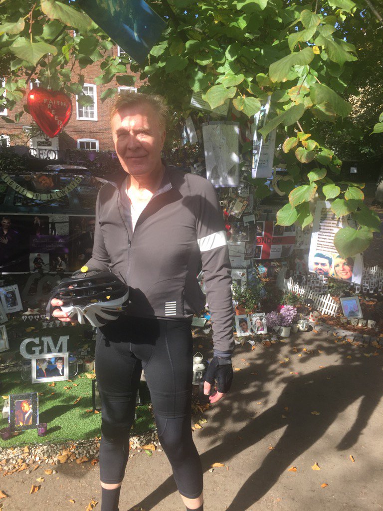 Sunday morning cycle with <a href="/themike_p/">Michael Pickering</a> and <a href="/farrowdesign/">Farrow Design</a> a cnance to pay respect to <a href="/GeorgeMichael/">George Michael</a> #memorialgarden