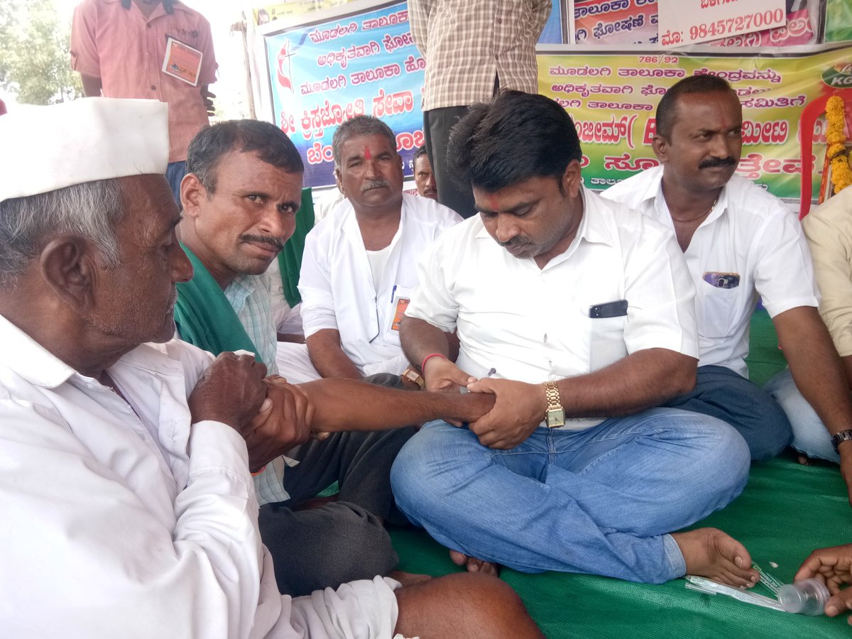 ShrishailAnga10's tweet photo. ತಾಲೂಕಾ ಮಾಡಲು ನಮ್ಮ ಮೂಡಲಗಿ ಹೋರಾಟಗಾರರು ರಕ್ತದಿಂದ ಸರ್ಕಾರಕ್ಕೆ ಪತ್ರ ಬರಿಯುತ್ತಿರುವುದು ಜೈ ಕಿಸಾನ್ https://t.co/WD0OOOVpKT