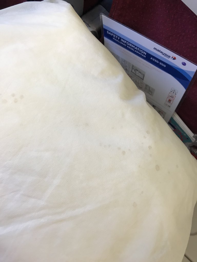h0kag3s's tweet photo. I’m amazed by @MAS cleanliness. Changed 2 pillows and yet the pic will says it all#airlines #masairlines #malaysia #malaysiaairlines #dirty https://t.co/u05t2PIw9Z