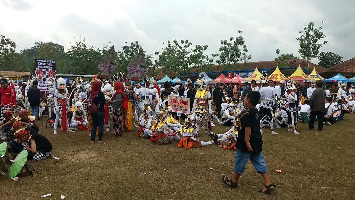 Persiapan tari kolosal 1000 Hanoman dlm Kendalisada Art Festival Desa Kaliori, Kalibagor, Banyumas, Minggu (24/9). Penegasan jati diri/nilai