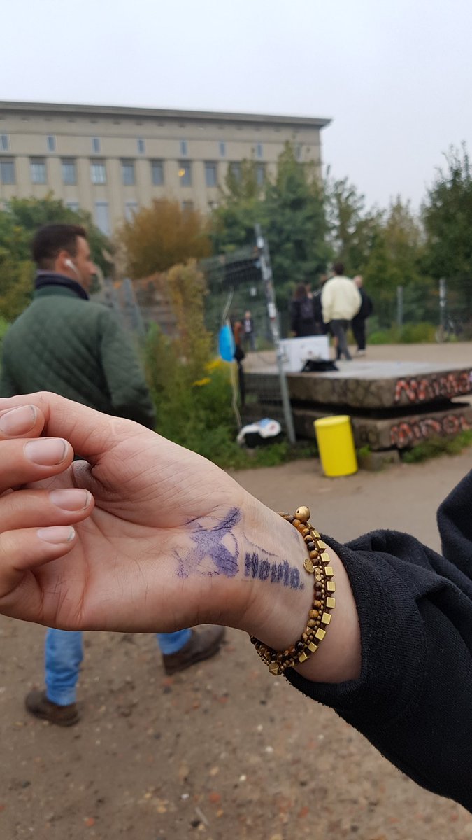 Und auch das Berghain sagt: heute wählen gehen! #BTW17