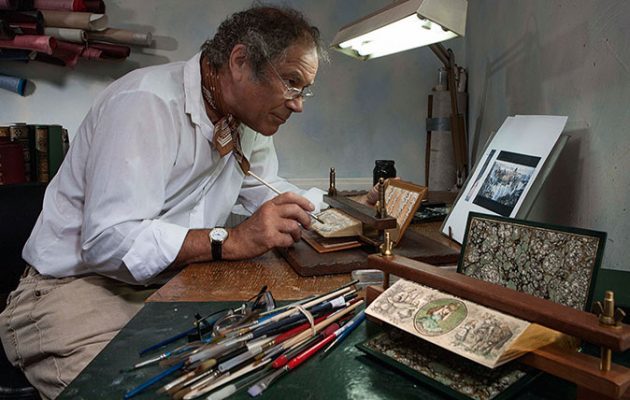 Countrylifemag's tweet photo. The disappearing art of fore-edge painting, and the last man in Britain still doing it for a living https://t.co/RmEXHdT8i6 https://t.co/cLh7M5NFLH