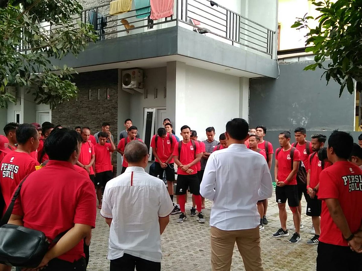 persisofficial's tweet photo. Berdoa sebelum berangkat ke Manahan. #PERSISXPSS https://t.co/IWDQEY1Yq8