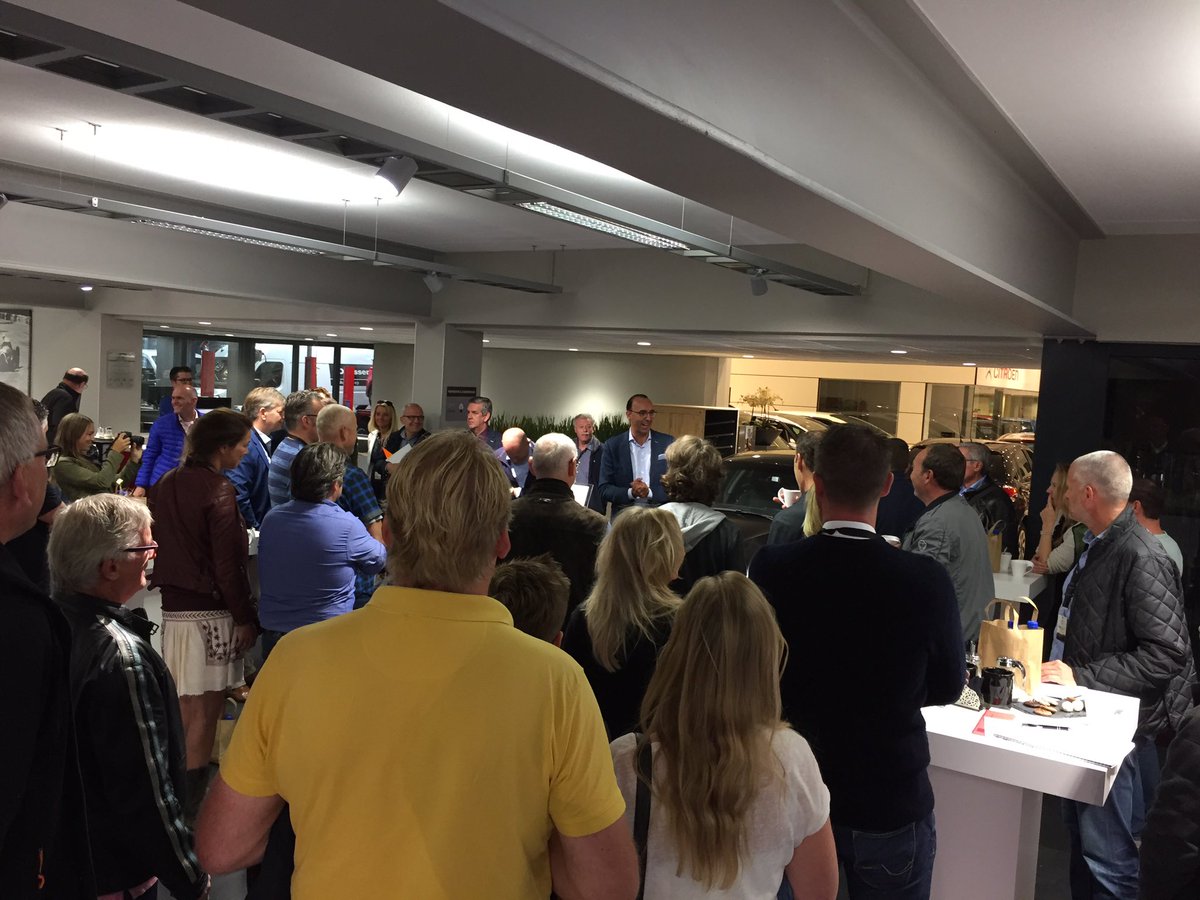 Ronald964's tweet photo. @fdriessen spreekt de deelnemers van de @DriessenAuto Rally toe. Het zonnetje schijnt. Het beloofd een mooie dag te worden. https://t.co/BMpEVgcvpU