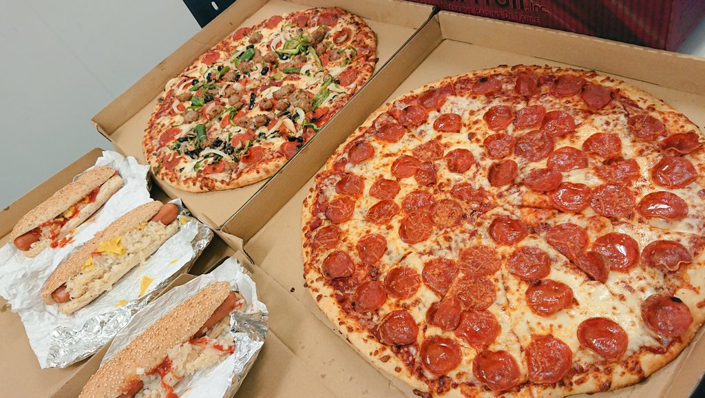 岡田 勇輔 בטוויטר スタッフさんがコストコのフードコートで昼食を調達してくれたんだけど ピザのボリューム感がものすごかった 八人いたのに ピザ二枚を食べきれず ホットドッグはそのままお持ち帰りすることに コストコ恐るべし