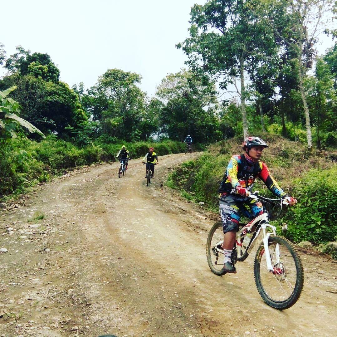 supryjangkrek's tweet photo. Solok Selatan Montain Baik.
Menjelajah Pesona Air Terjun Baskoms Wonorejo Solok Selatan.
#wonorejoSolSel
#KampungWisata
#ekspos https://t.co/AckmcLPsgF