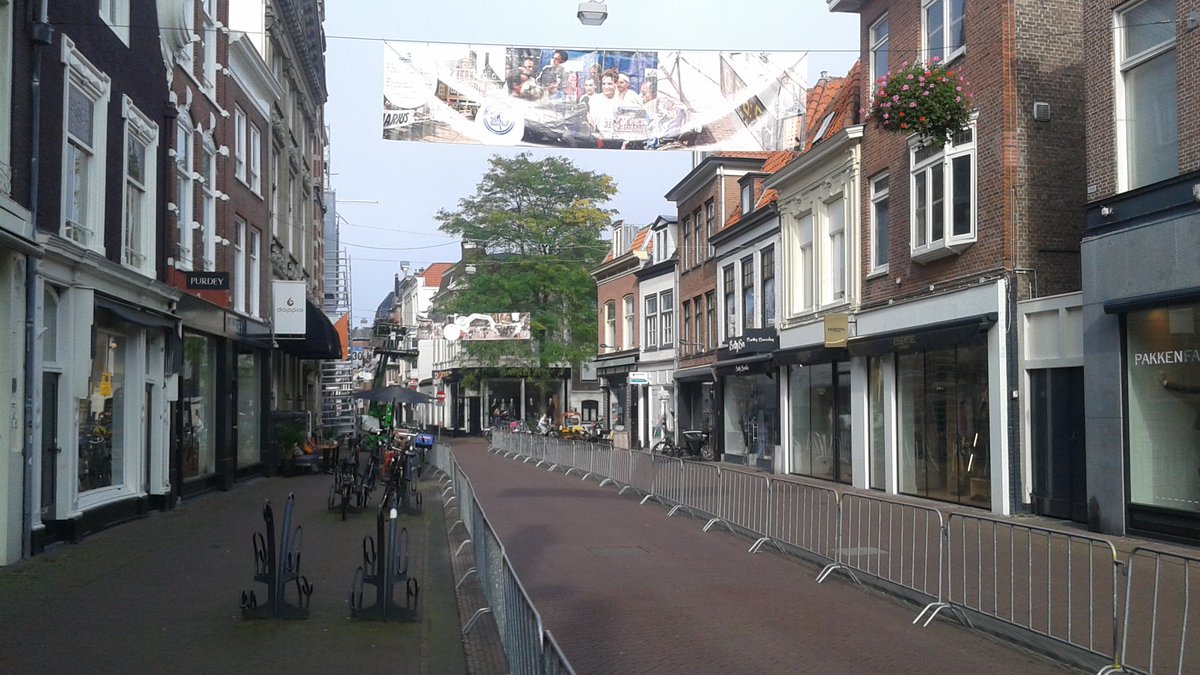 Stilte voor de storm. De Zijlstraat is helemaal klaar voor de start van de Halve van Haarlem, het grootste loopfestijn in de regio.