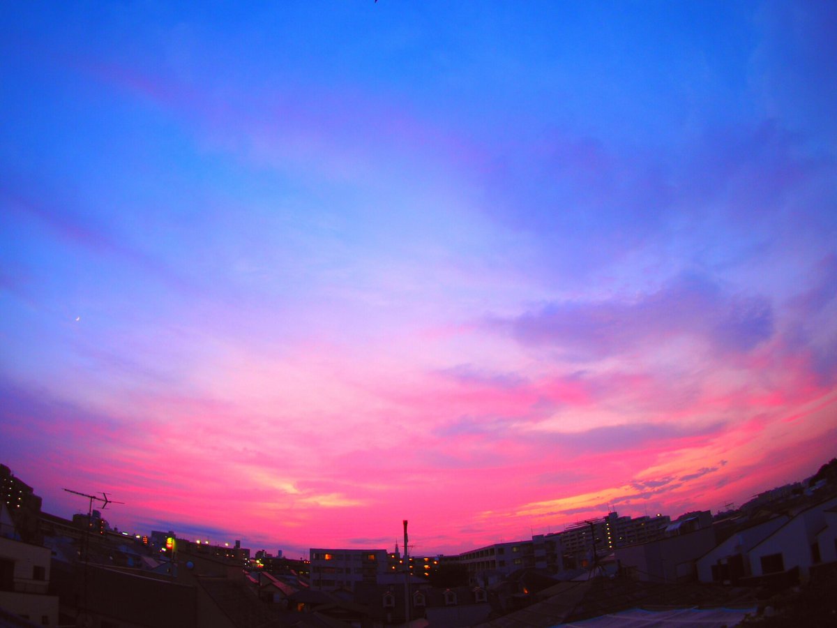 Yasu C10 夕陽は全く見えなかったのに 波状雲がメチャ綺麗に色付いた 今日は散々なスタートだったけど 1日終わりがこれなら満足ッス 夕焼け 夕焼け空 ピンク色 綺麗な夕焼け 空 雲 月 西東京市