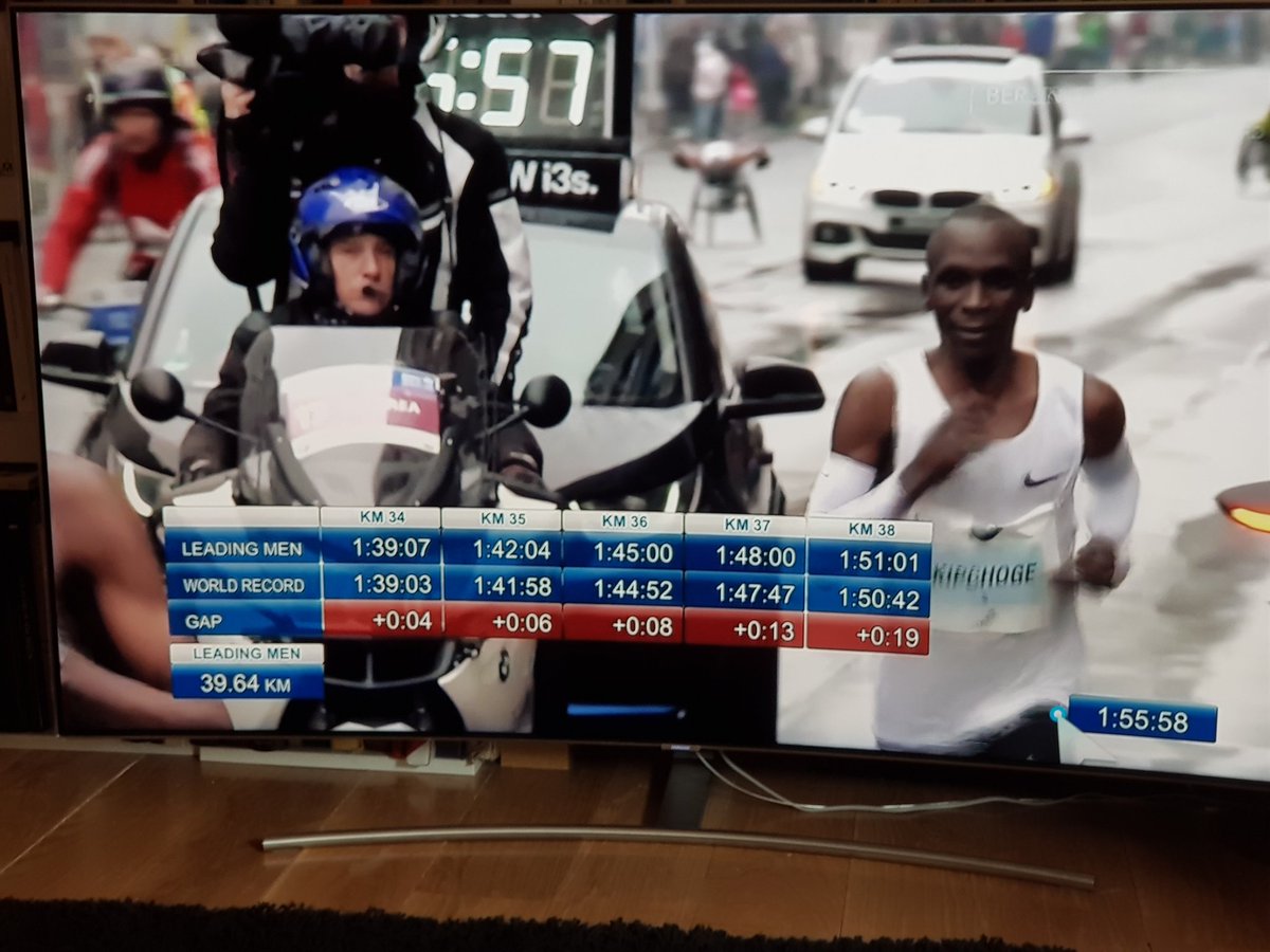 Tips4Marathon's tweet image. Kipchoge y Adola enfilan el km40 unos 19" más lento que el record del mundo en #berlinmarathon . Ahora atacará Kipchoge.