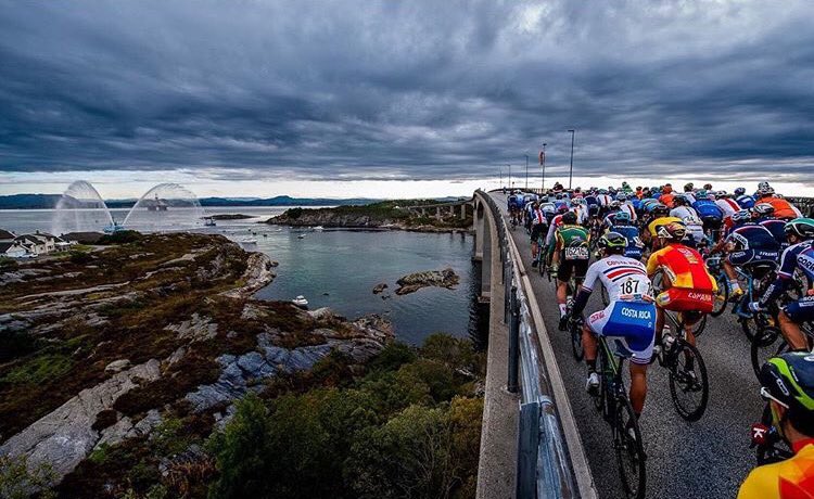 cyclingnieuws1's tweet image. Earlier today when the bunch rode over one of the many bridges around #Bergen2017