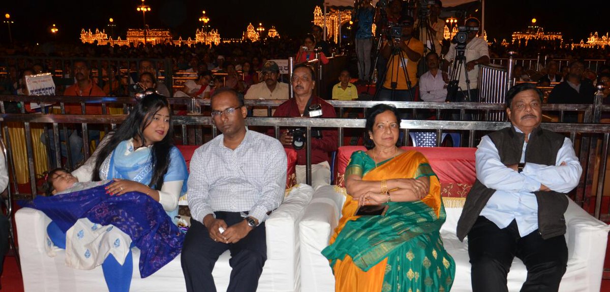 MysuruDasara's tweet image. Take a sneak peek into some of the colourful #CulturalProgrammes that happened @ #MysuruPalace yesterday.
-#MysuruDasara #Dasara2017 #Mysuru