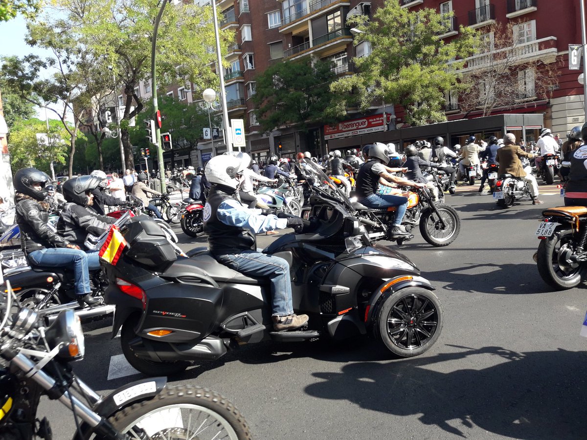 MarisaCastelo's tweet photo. The Distinguised Gentlemen Ride otro año más por #Chamberí recaudando fondos para la lucha contra el cáncer de próstata #dgr2017 #TheDGR https://t.co/0ux8mmNq07