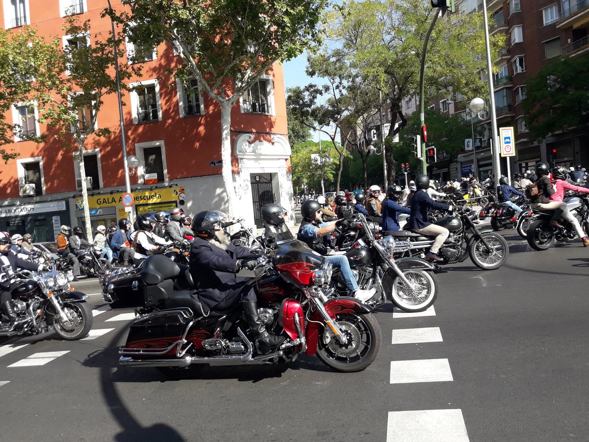 MarisaCastelo's tweet photo. The Distinguised Gentlemen Ride otro año más por #Chamberí recaudando fondos para la lucha contra el cáncer de próstata #dgr2017 #TheDGR https://t.co/0ux8mmNq07