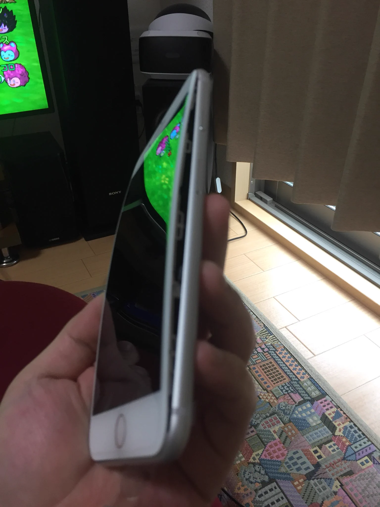 ちょっとまってww届いたばかりのiPhone8が膨張してるんだけどww