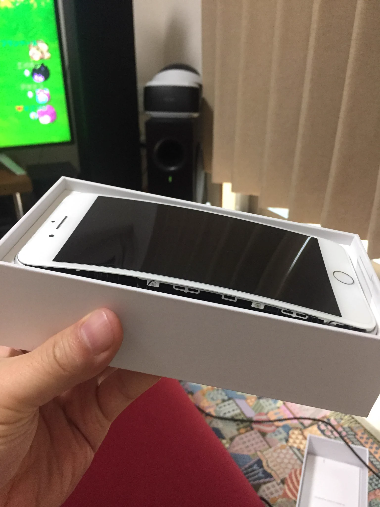 ちょっとまってww届いたばかりのiPhone8が膨張してるんだけどww