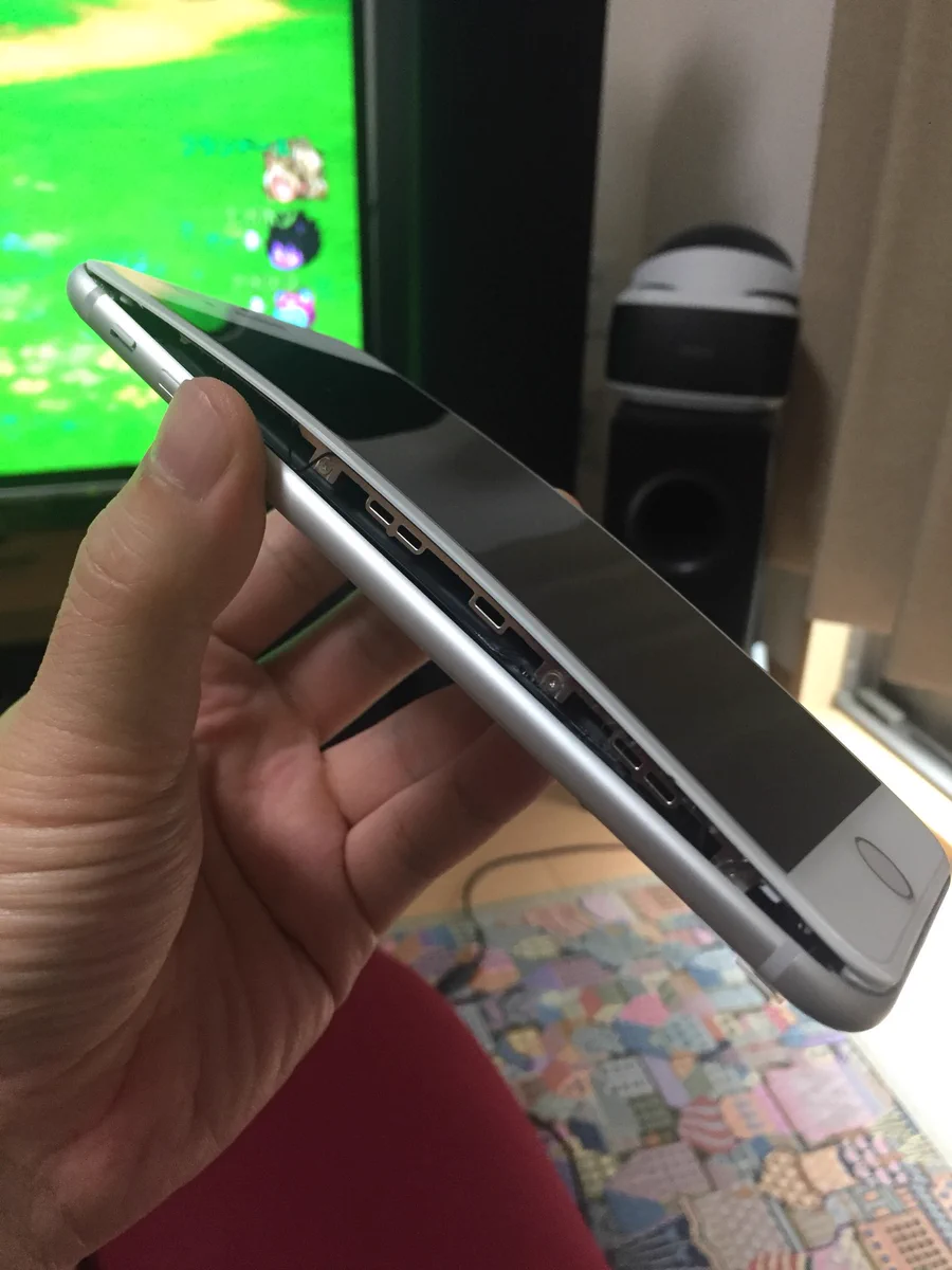 ちょっとまってww届いたばかりのiPhone8が膨張してるんだけどww