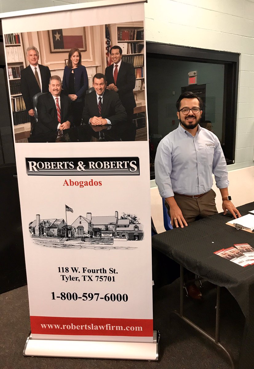 NickPesina's tweet photo. Discussing on-the-job injuries//Pláticas de lesiones en el trabajo #Tyler #ConsuladoMovil #MobileConsulate @ConsulMexDal @robertslawfirm https://t.co/BUJHK1fnFG