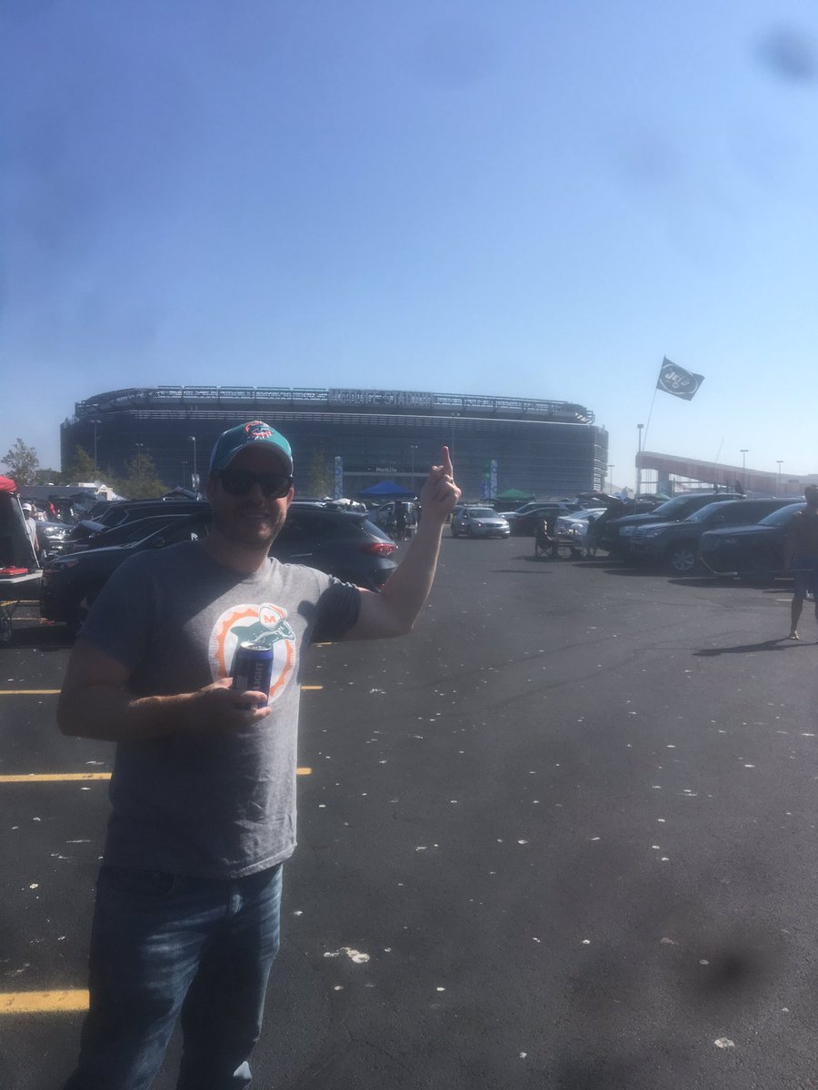 BingeSportsCast's tweet photo. #FunsUp #Dolfans J-E-T-S suck suck SUCK!! #TM #Beer1 https://t.co/wZzLaGNqVN