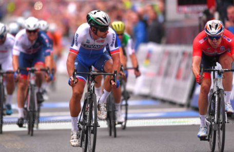 elchiringuitotv's tweet photo. 🚲 Peter Sagan se proclama CAMPEÓN DEL MUNDO por TERCERA vez consecutiva. #Bergen2017 https://t.co/nFAcmeWdJP
